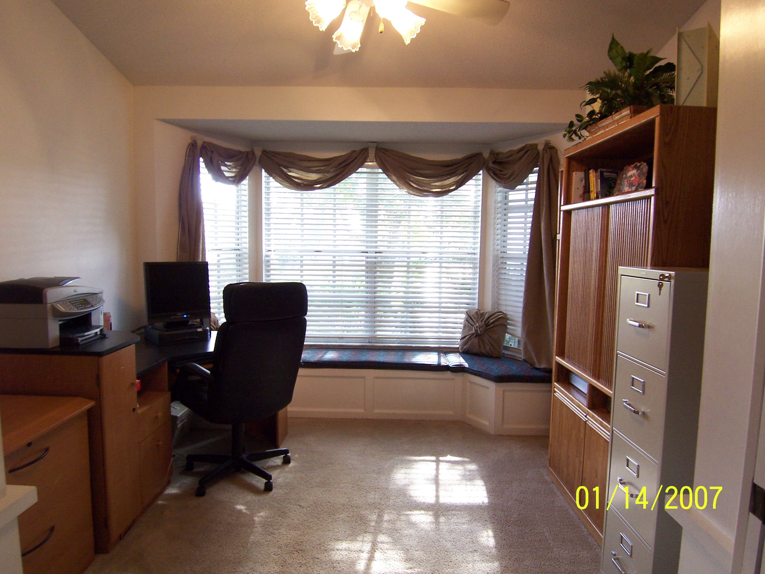 Spring Hill, FL House For Rent 3/2/2 + Den + Pool + Fireplace For Rent